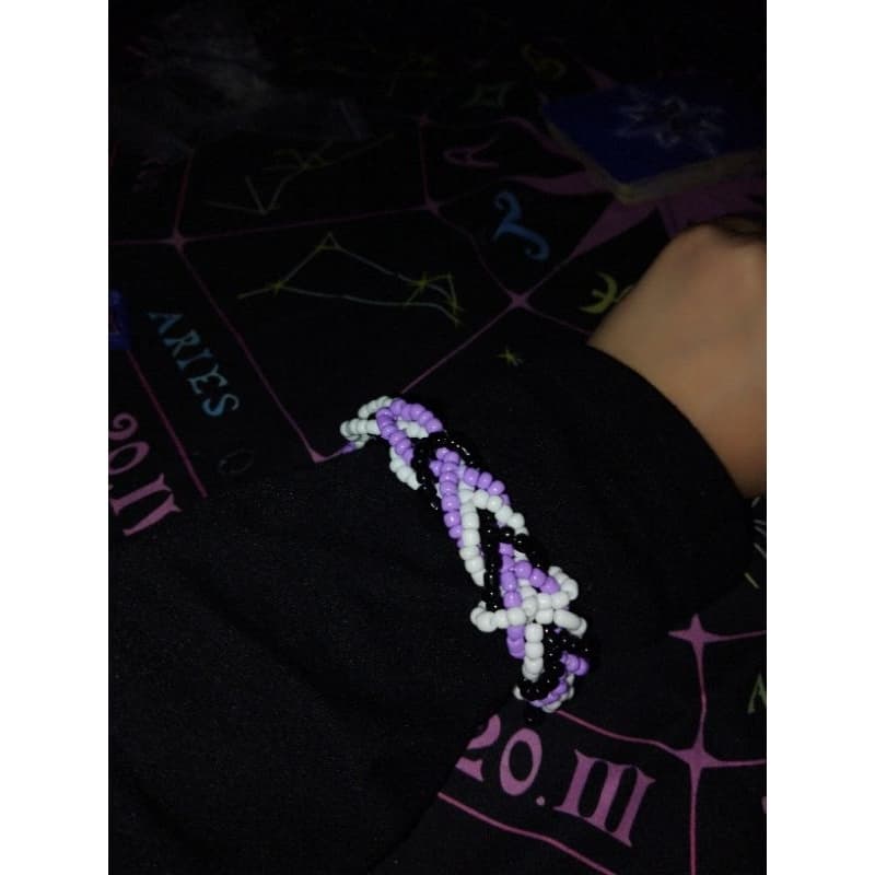 pulseira roxa preta e branca, pulseira personalizada feita a mão