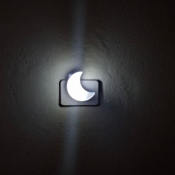 luminária de tomada Bivolt/Com botão liga e desliga/127 e 220V/ Formato lua