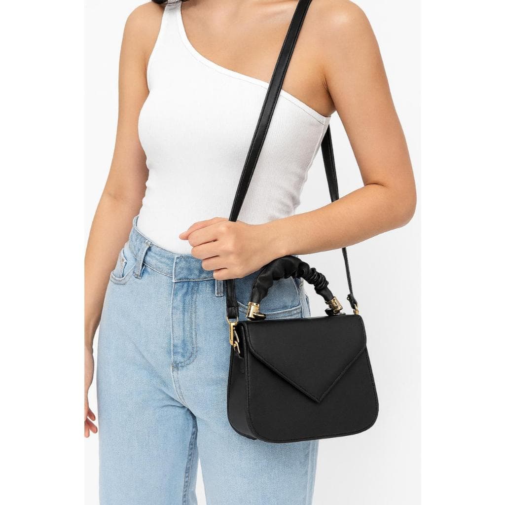 Bolsa feminina pequena transversal de ombro | preta, estruturada, elegante, moderna e casual
