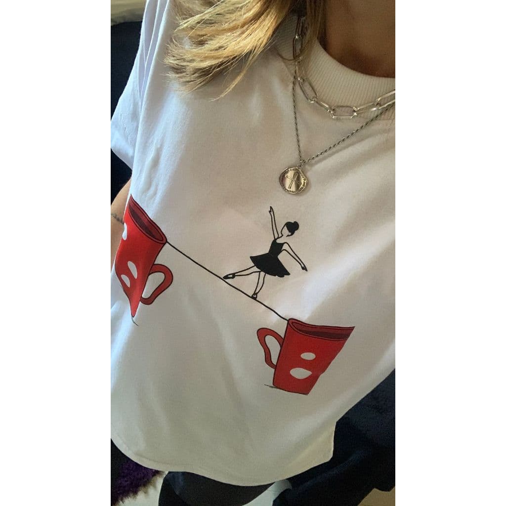 Camiseta Café & Dança - T-Shirt Maria Corina - 100% Algodão - Confortável e Estilosa