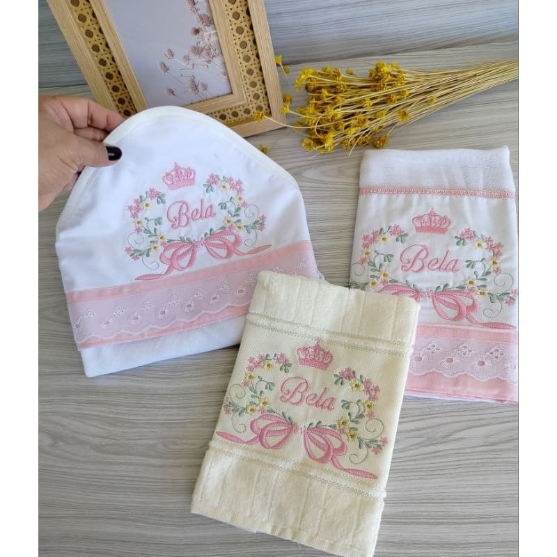 Kit Enxoval para Bebê bordada -Toalha fralda com Capuz + Fralda de passeio e Toalhinha de Mão