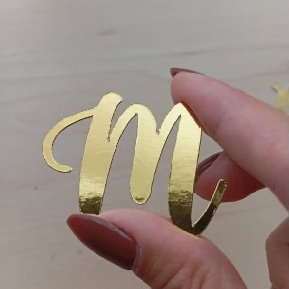 Kit de 20 Aplique Em Papel Lamicote Dourado Letra Inicial - Letras douradas para Lembrancinhas - Decoração Letra Dourada