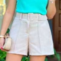 Short Femenino  Com Cinto Forrado No Mesmo Tecido , em Lino possui Dos Bolsos Laterais ,Ziper ,Botão Frontal