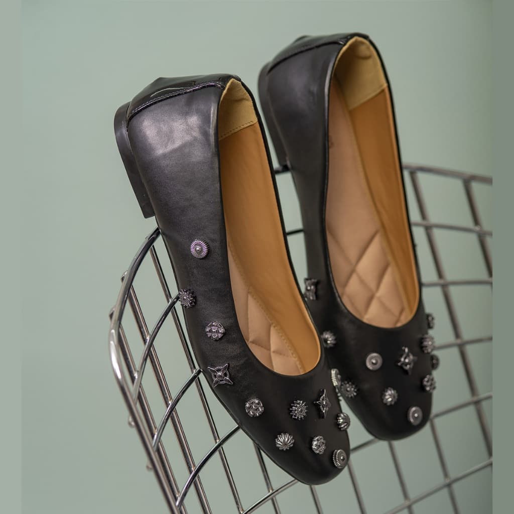 Sapatilha Detalhes Metálicos Estilo Conforto Atitude Para Arrasar