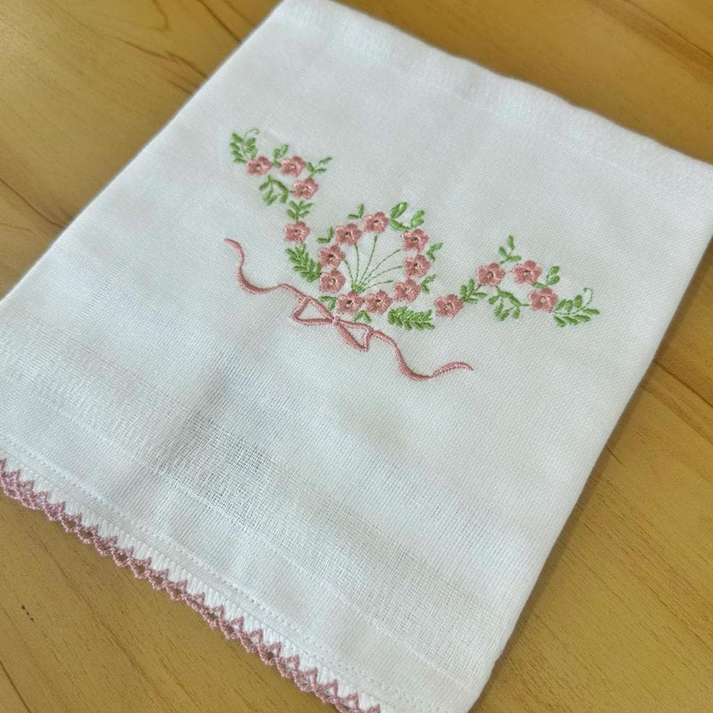Pano de boca flores e ramo com laço nude rose paninho de boquinha fralda bordada