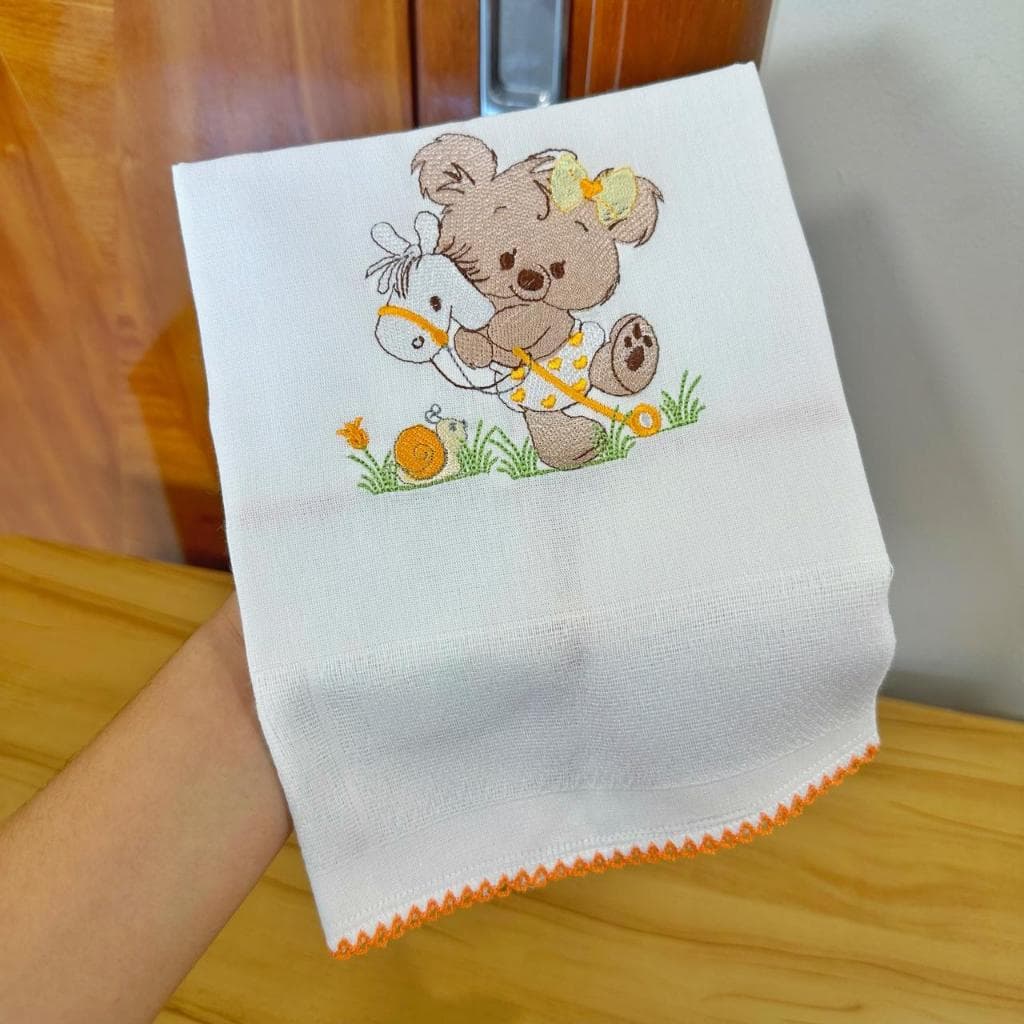 Paninho de boca bordado menina ursinha ursa laranja fralda de boquinha babete