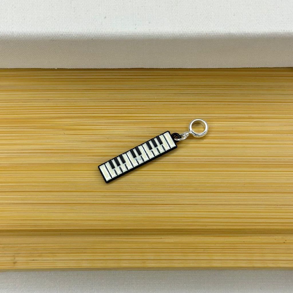 Berloque teclado instrumento musical - Banhado a prata, com garantia