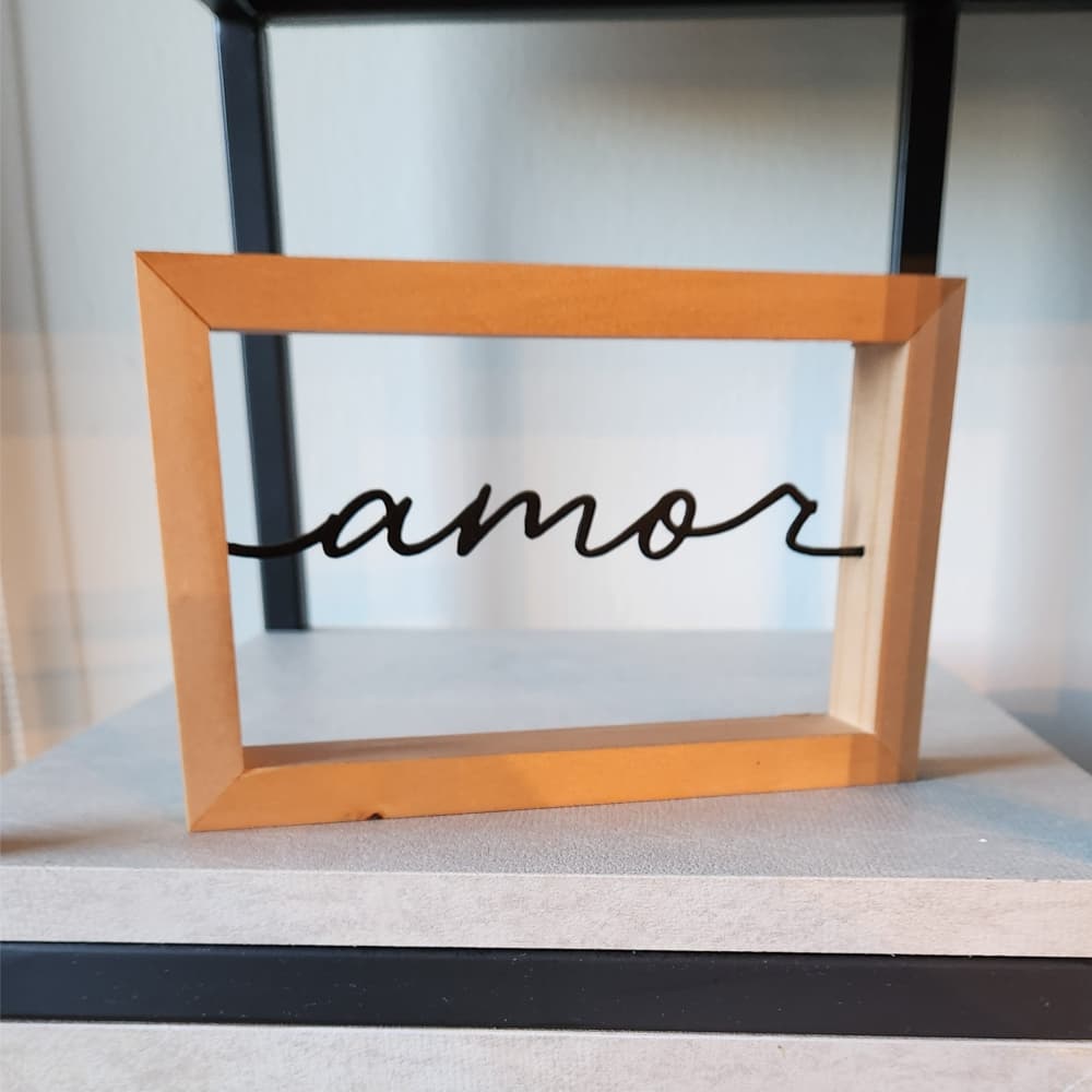 Enfeite Decorativo Amor – Aço Preto Fosco e Base Pinus