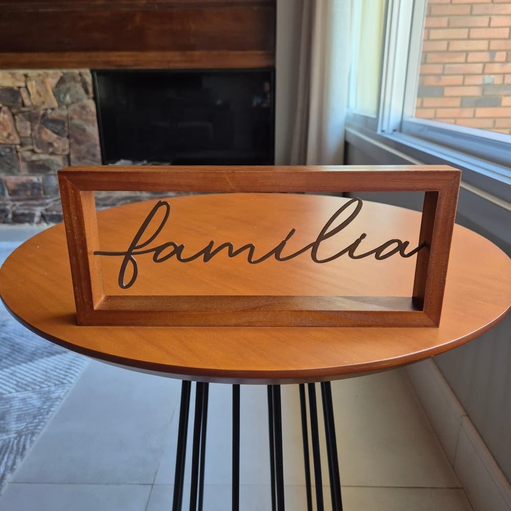 Enfeite Decorativo Família – Aço Fosco + Base Pinus Escuro