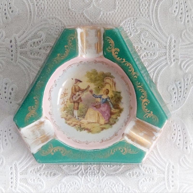Antigo E Raro Cinzeiro Em Porcelana DP Com Cena Galante