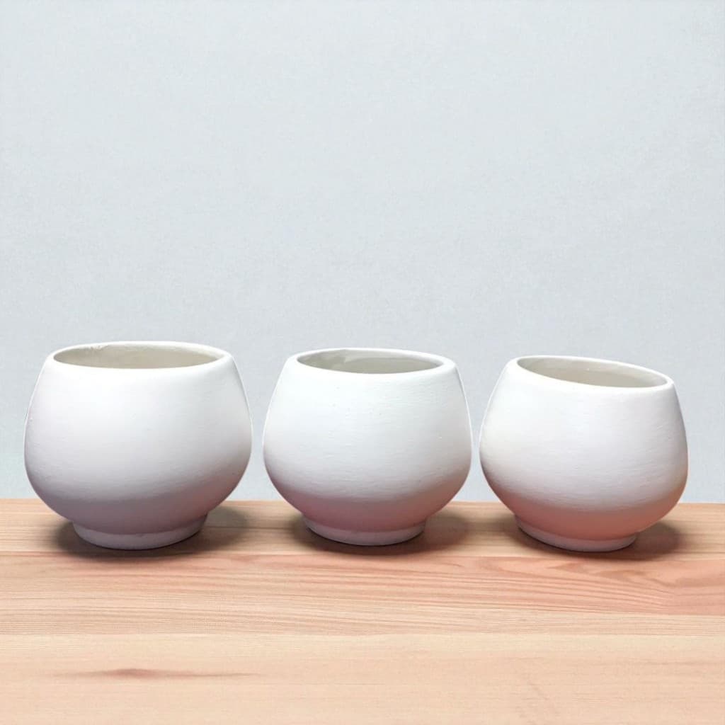 Kit 3 Mini Vasinhos em Cerâmica Branca fosca para Plantas Suculentas e Decoração