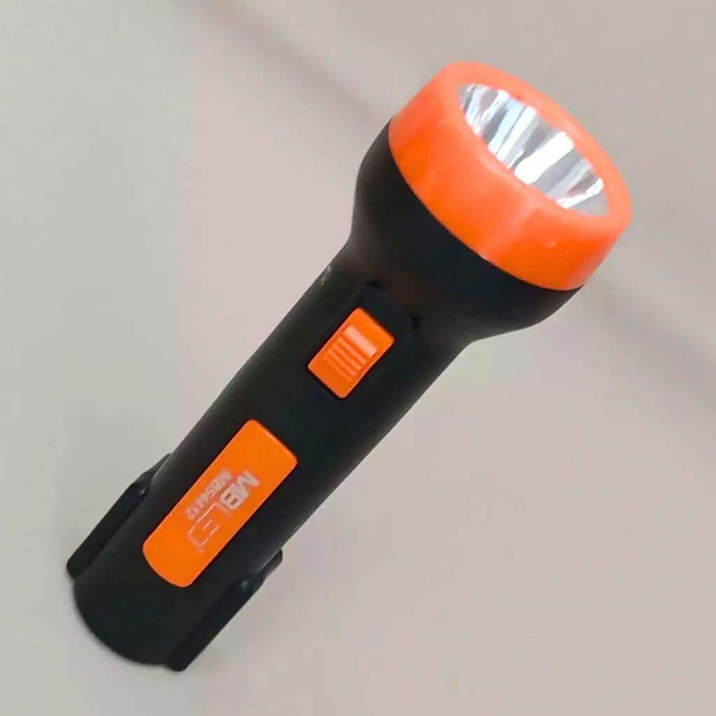 Lanterna Recarregável com Excelente Foco de Luz, muito útil para uso doméstica, Acampamento, Pescaria, etc.