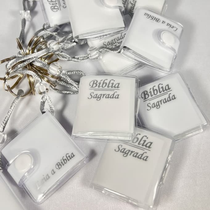 Chaveiro Bíblia Luxo branca com prata. 12 unidades.