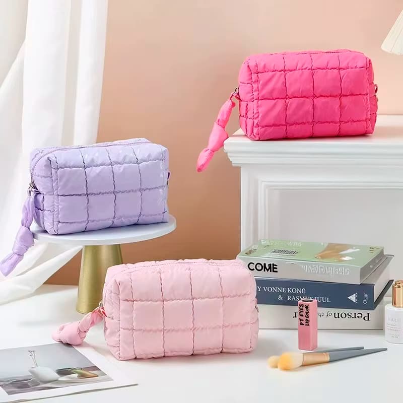Nécessaire Feminina Luxo com Brilhos e Pompom – Bolsa de Maquiagem Portátil e Estilosa