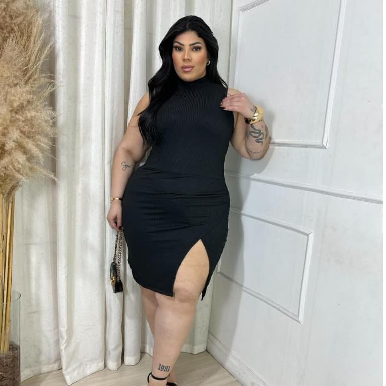 DRAPA PLUS - Vestido Gola Fenda Sem Manga - Plus Size