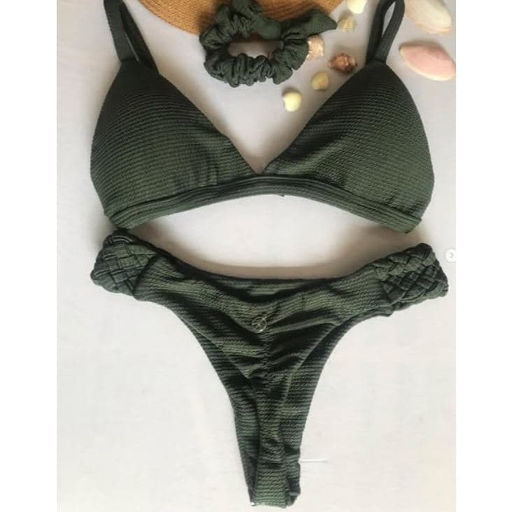 Biquíni fixo com calcinha empina bumbum semi fio, tecido com textura verde militar