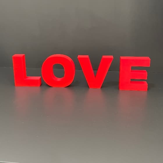 Letreiro LOVE decorativo.