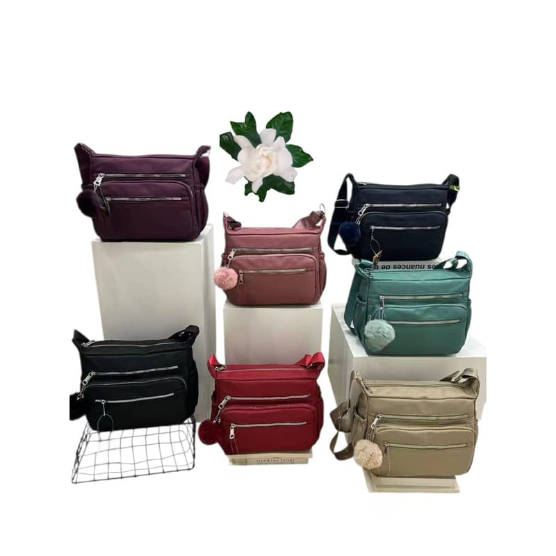 Bolsa feminina de ombro. alça regulável com pompon
