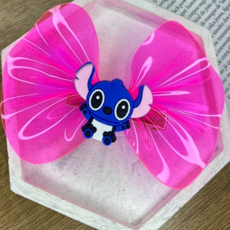 🎀 Bico de Pato Neon Stitch - Formato de Laço - acessórios femininos