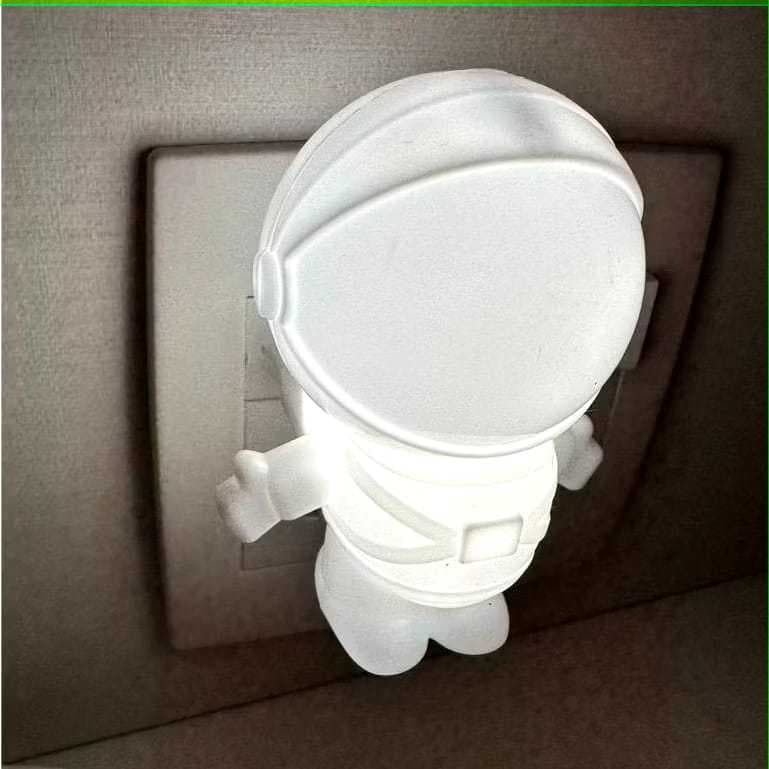 Kit Abajur Luminária de Tomada LED Astronauta Bivolt Criativo Luz Noturna Infantil Quarto Decorativo"