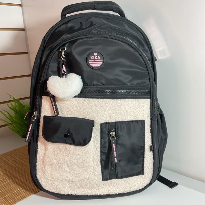 Mochila Teddy Feminina - Mochila Kika Feminina Patches De Pelucia C/ Chaveiro Coração