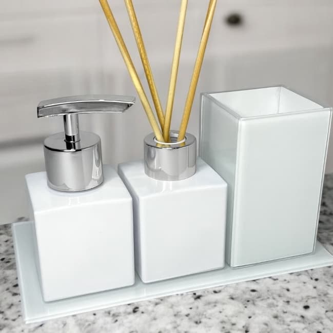 Kit Lavabo Branco c/ 4 Peças Porta Escova Difusor de Ambiente e Sabonete Líquido Com Bandeja