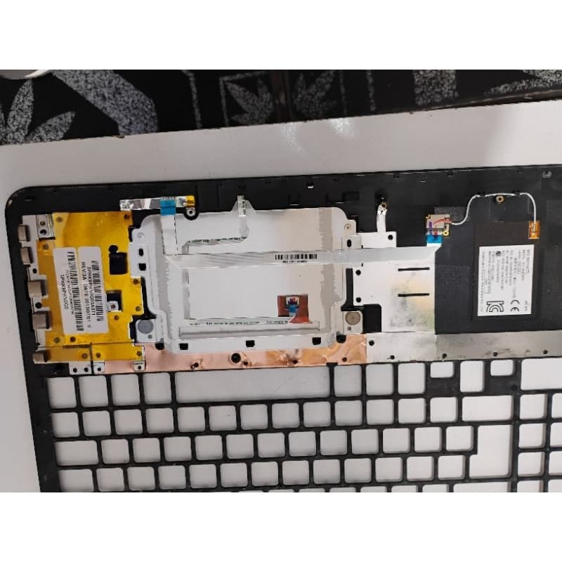 base superior notebook Sony svf152c29x com quebrados na base pra aproveitar flats e touche