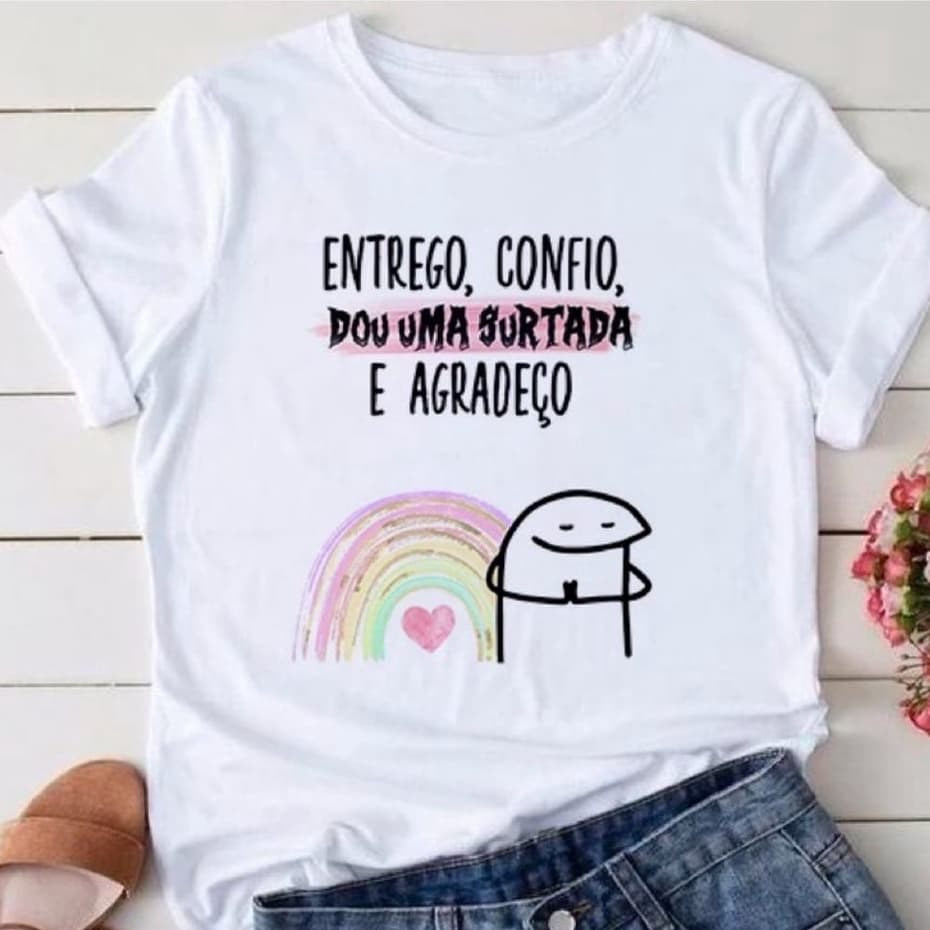CAMISETA FLORK ENTREGO, CONFIO, DOU UMA SURTADA E AGRADEÇO - 100% POLIESTER