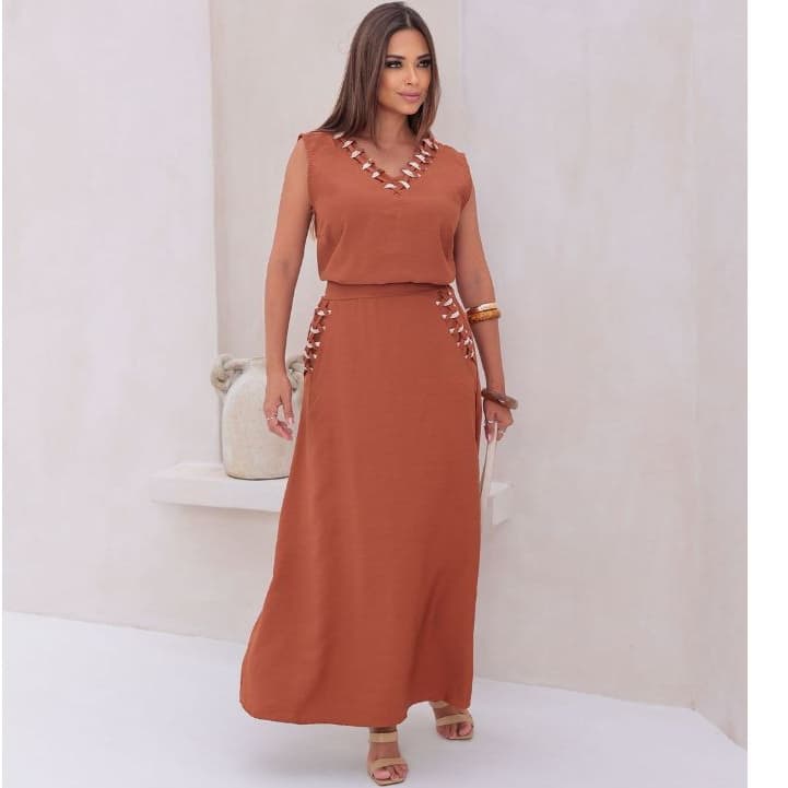 Conjunto lindo Femenino Sin Manga  na Alfaiataria Saia e blusa  com detalhes tecido amarante