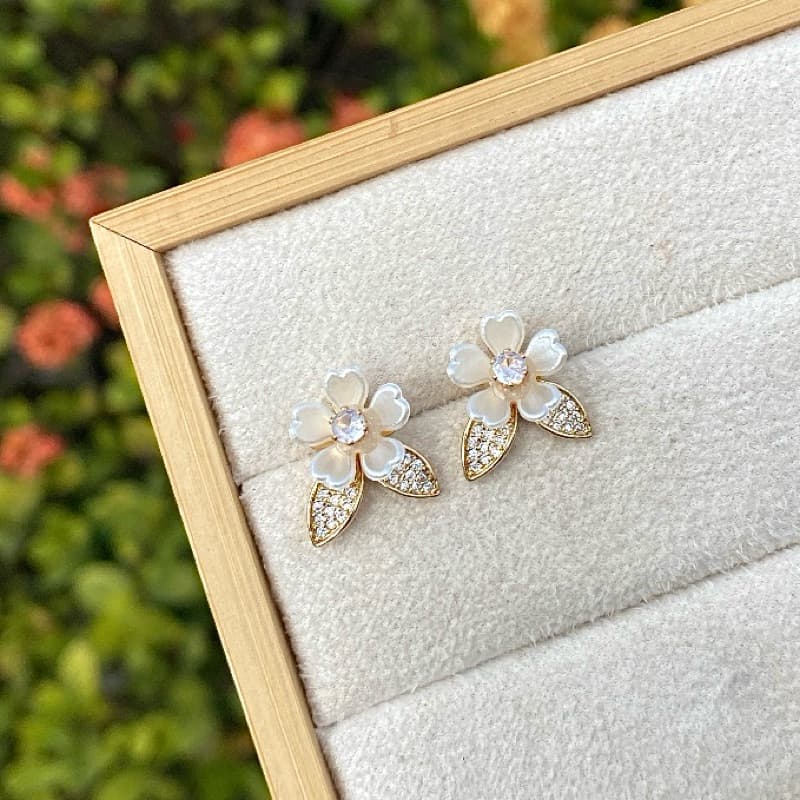 Brinco flor Com Detalhes Cravejado Banhado a Ouro 18k