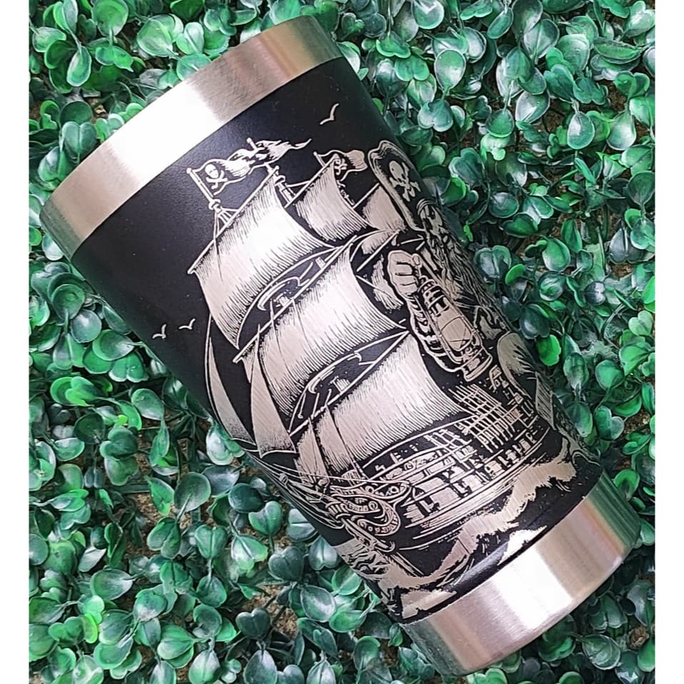 COPO TÉRMICO 473ML CANECA 709ML GRAVADO A LASER ARTE 360º GRAUS COPO INTEIRO TEMA: PIRATA