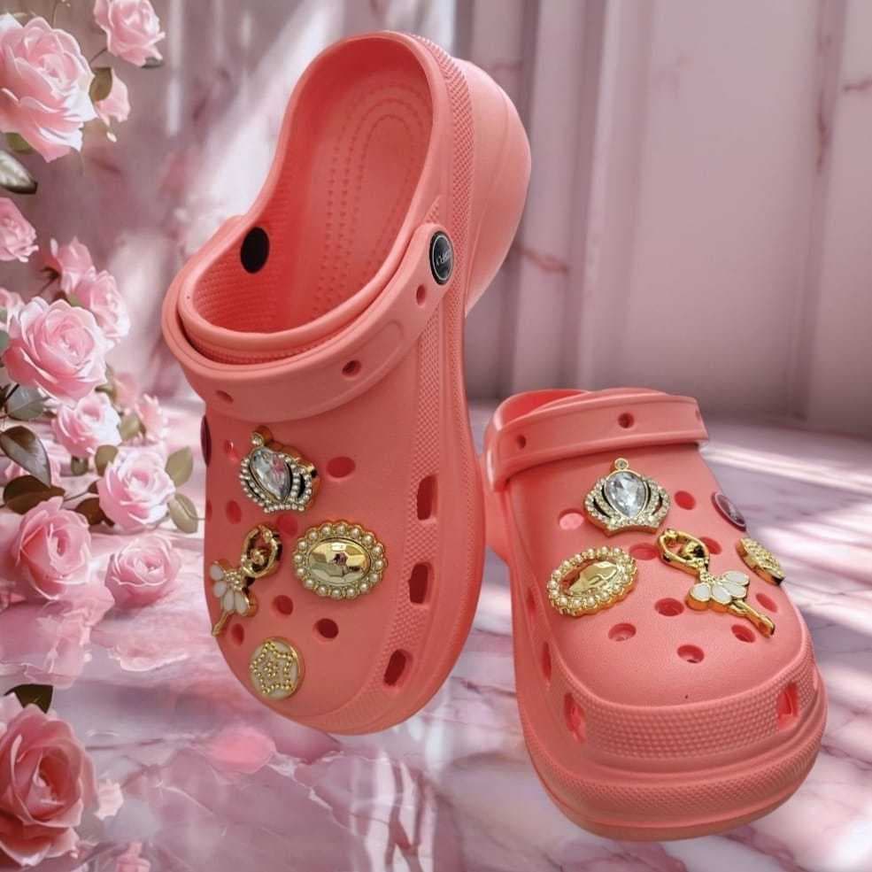 Babuche Feminina Plataforma Estilo Boneca + Pingentes Luxuosos– Conforto e Estilo Que Encantam! 🌟