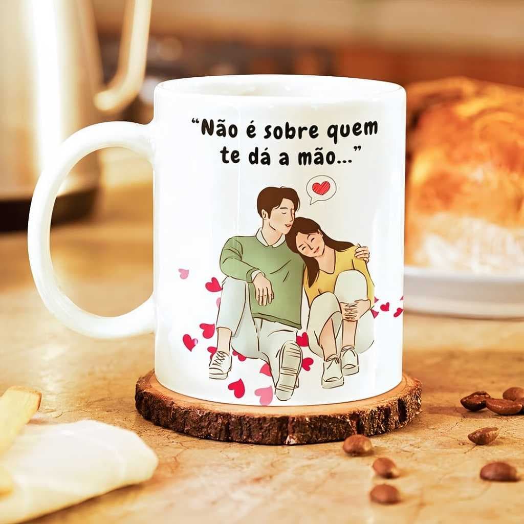 Caneca Personalizada Não É Sobre Quem te Dá a Mão, É Sobre Quem Nunca Solta Ideal para Presente Cerâmica 325ml