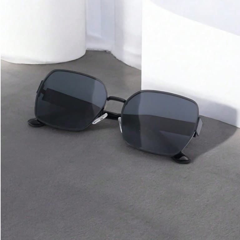 Óculos de sol feminino com armação metálica grande e formato quadrado, hastes largas e lentes em degradê