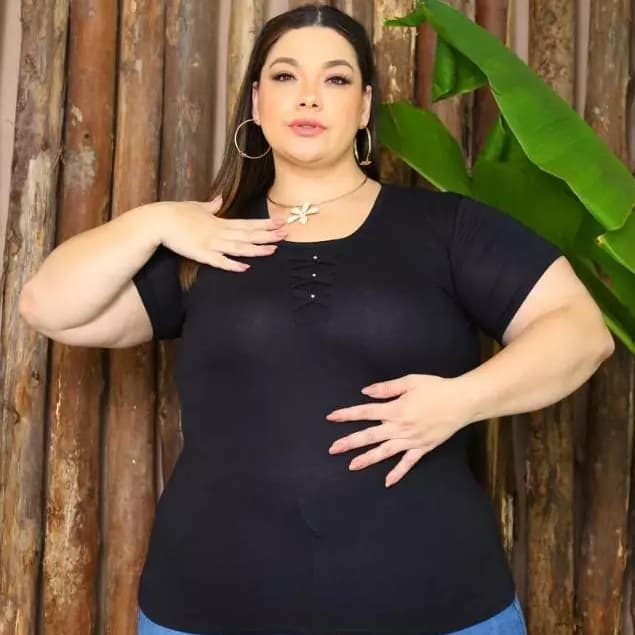 Blusa Plus Size Manga Curta Visco Lycra Premium com Detalhe de Perlas na frente!