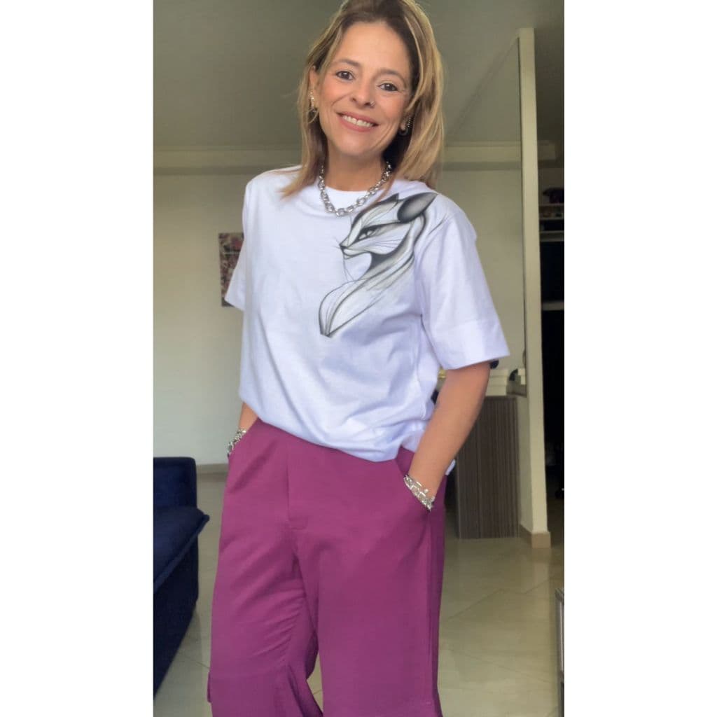Camiseta Olhar Felino - T-Shirt Maria Corina - 100% Algodão - Confortável e Estilosa