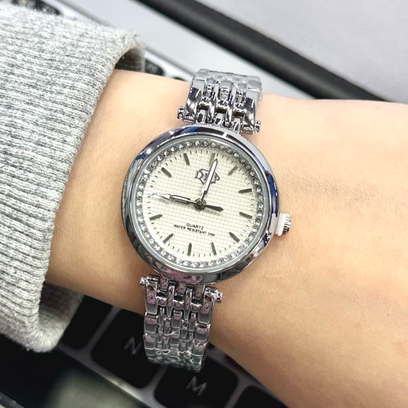 Relógio de Pulso Feminino Quartzo DHP — Sofisticação e Brilho no Seu Pulso