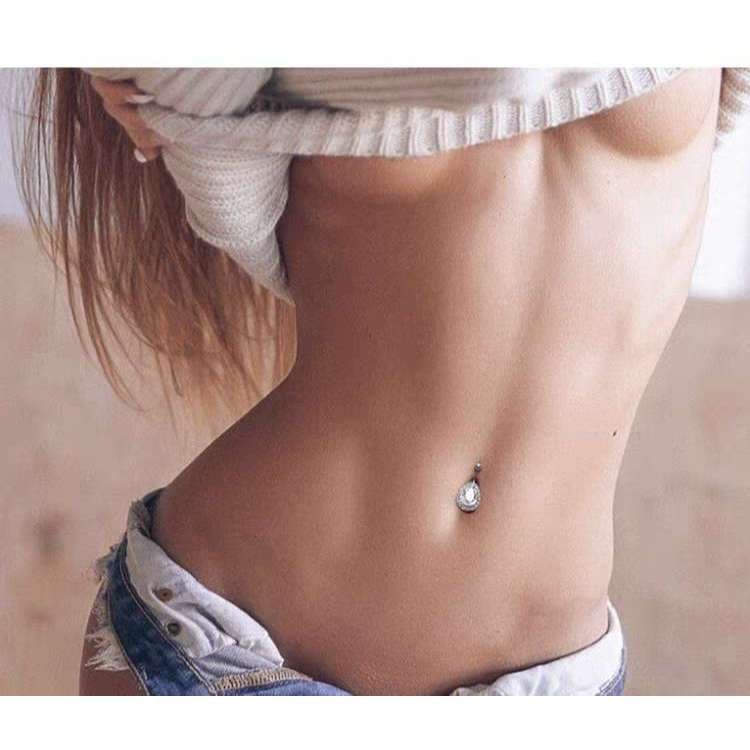 Piercing longo e luxuoso no umbigo em forma de lágrima com zircônia redonda