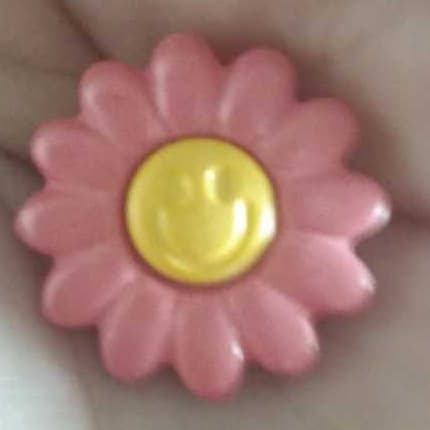 Botão  de flor plástico rosa  haste de plástico  rosto feliz amarelo  20  mm