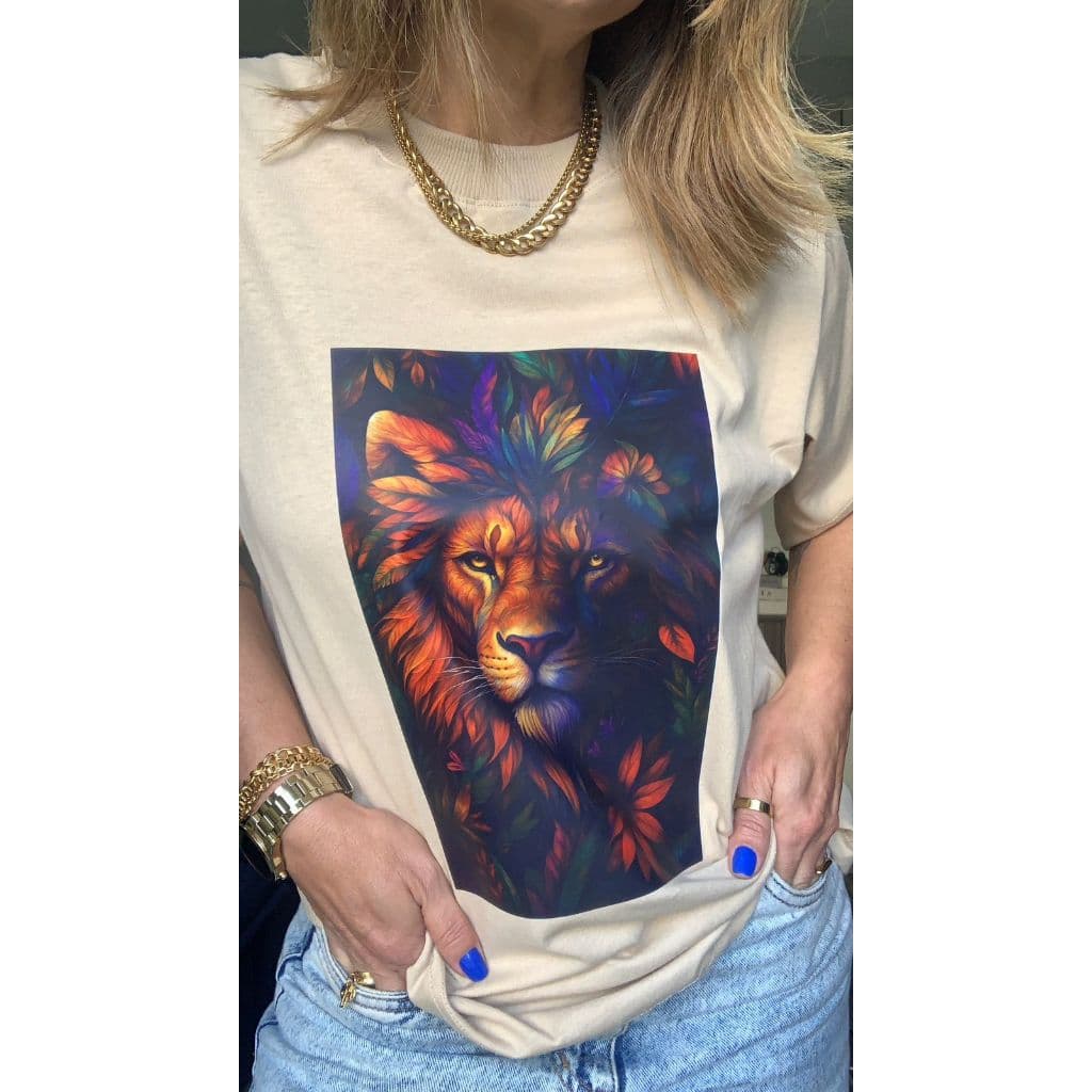 Camiseta Leão com Arte - T-Shirt Maria Corina - 100% Algodão - Confortável e Estilosa