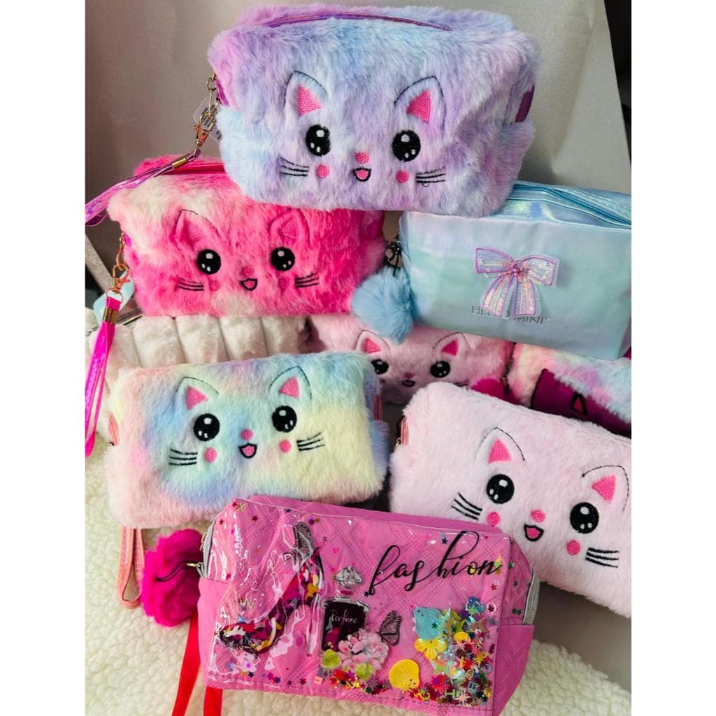 Estojo Pelúcia Necessaire pelúcia Estampa Gatinho diversas estampas Pompom