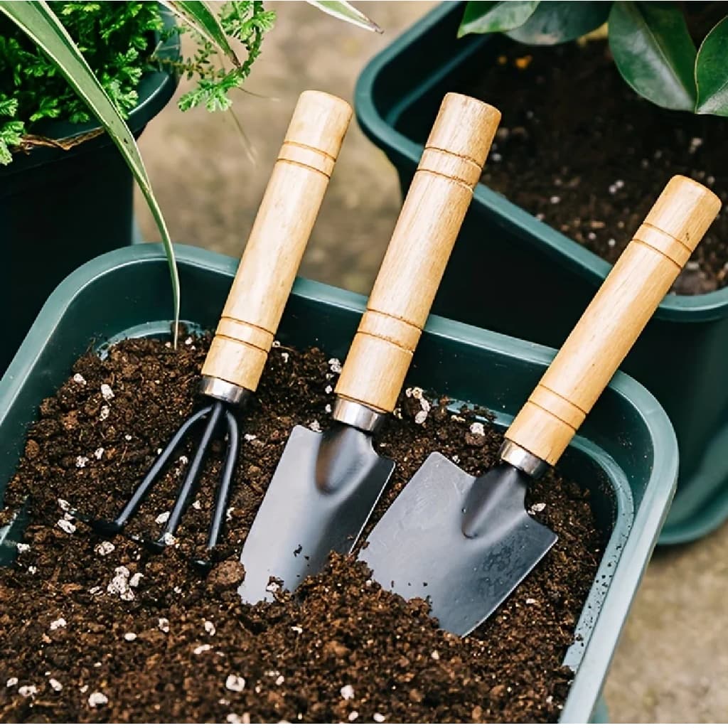 Ferramentas Para Jardinagem Cabo de Madeira - Kit Com 3 Peças - 1 Rastelo + 2 Pás para Jardim