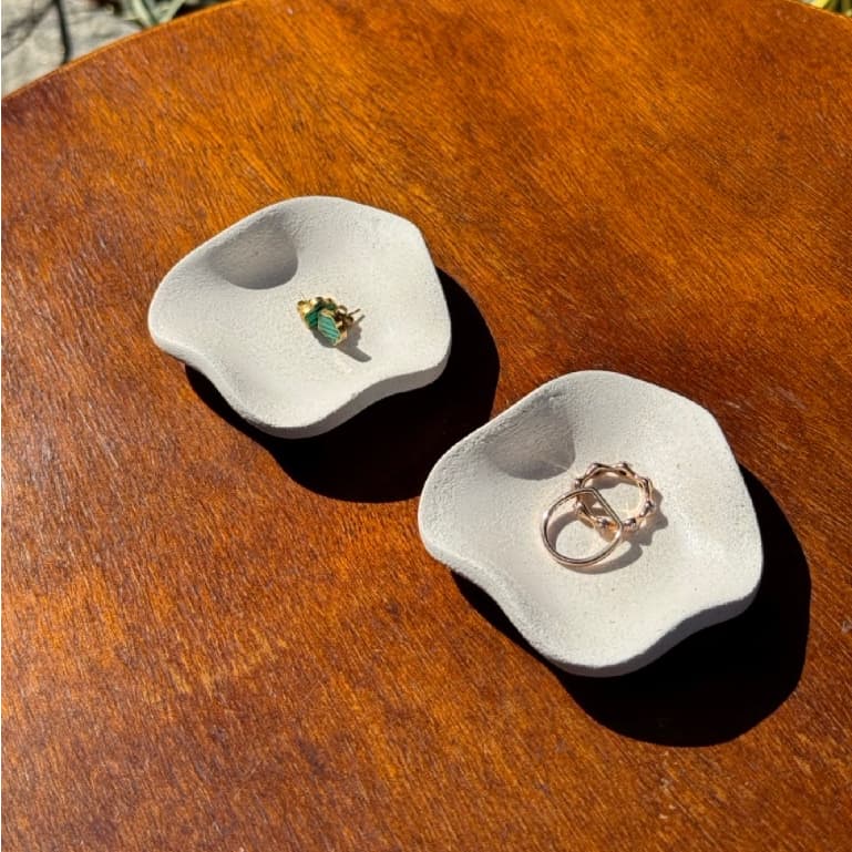 Conjunto 2 Mini Bandeja Nuvem Ondulada – Feita à Mão em Cimento Ecológico | Organizador Minimalista