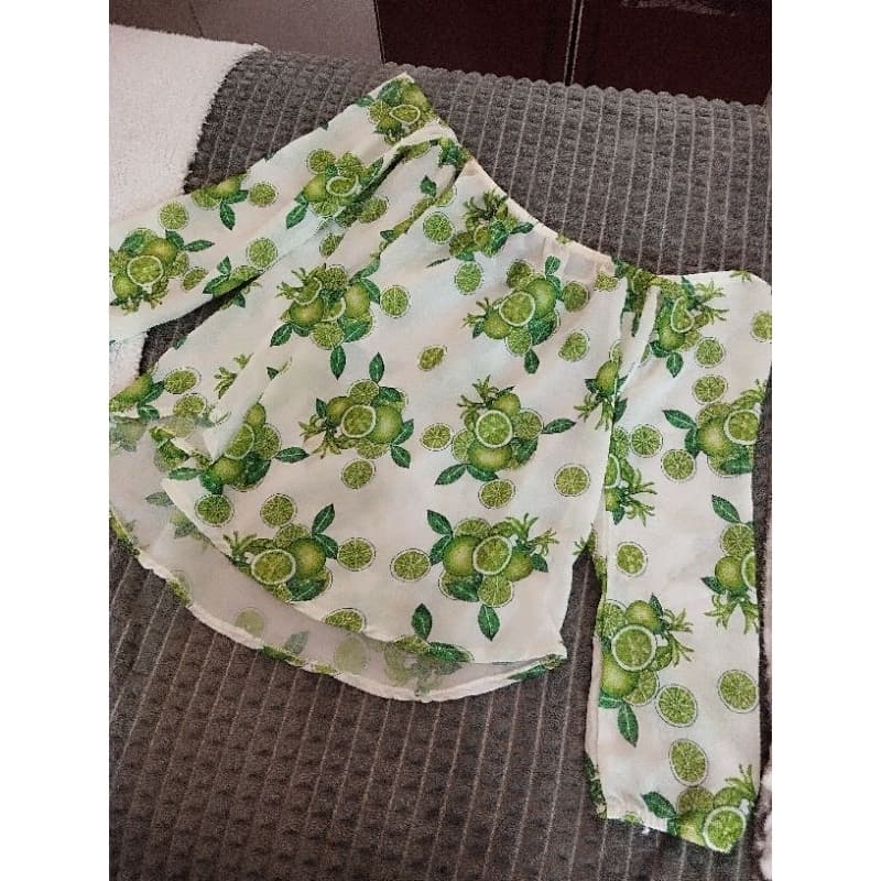 blusa branca com desenhos de limões, ombro-a-ombro, tamanho P