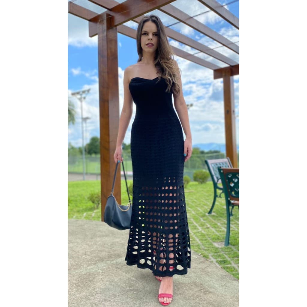 Vestido Longo Feminino Tomara que Caia em Tricot Vazado com Modelagem Justa e Acabamento Artesanal