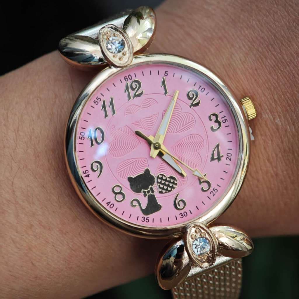 Relógio de quartzo feminino jovem com padrão de gato e pulseira de malha de plástico