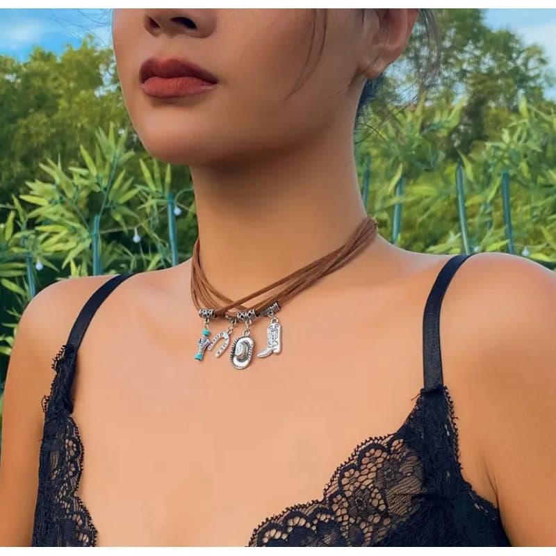 Colar Choker Country Aventura Cowboy. Pingentes Descolados: Cacto, Bota, Ferradura. Estilo Rústico, peça moderna e único