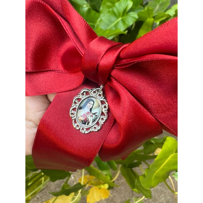 Laço Litúrgico Católico Vermelho para cabelo com Medalha de Santa Teresinha – Ideal para Servir no Altar