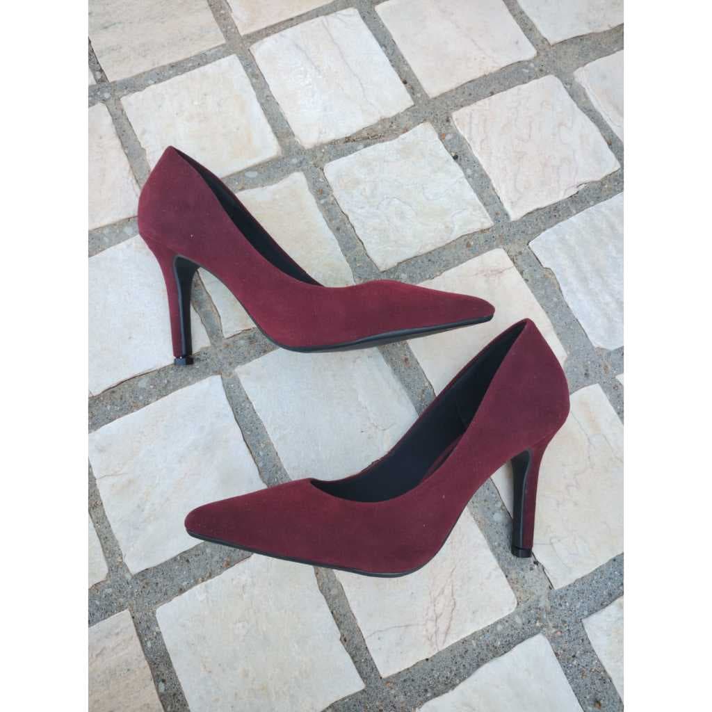 Scarpin Vinho em Camurça com Salto Fino 8,5 cm  Elegância com Um Toque de Ousadia