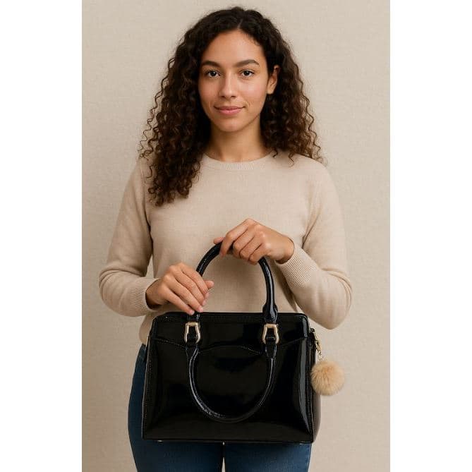 Bolsa Grande elegante  em couro sintético envernizado com alça de mão e alça transversal,  com alça, bolsa com pompom